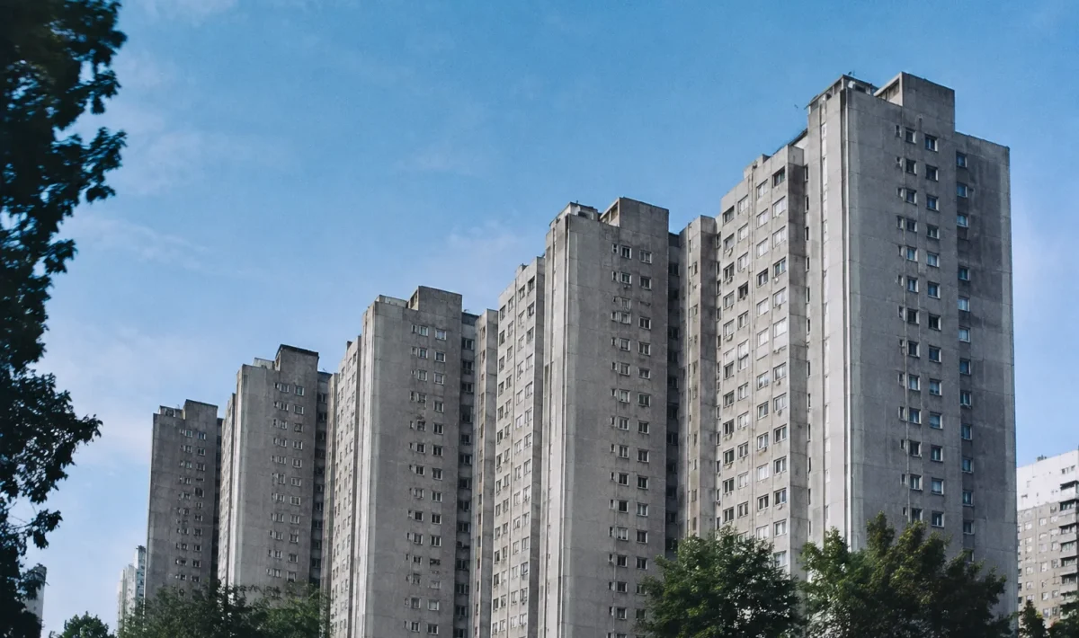 Rangee de hautes barres grises sous un ciel bleu