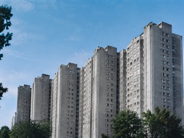 Rangee de hautes barres grises sous un ciel bleu
