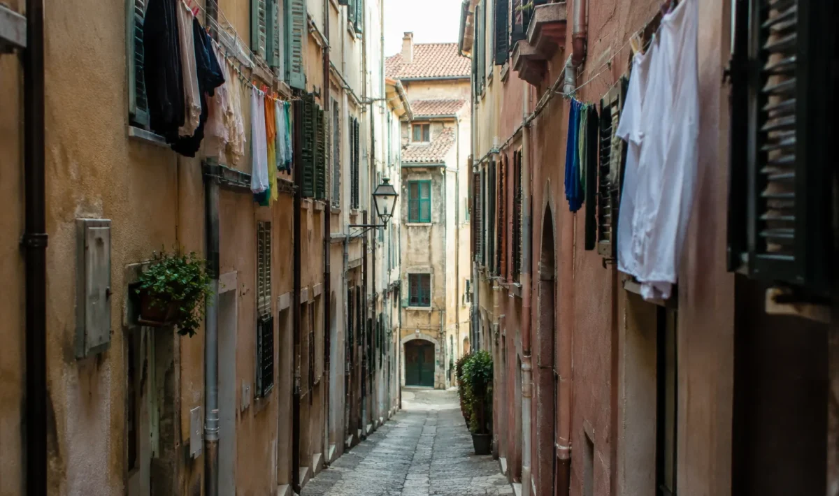 Ruelle etroite bordee d'immeubles, linge suspendu aux fenetres
