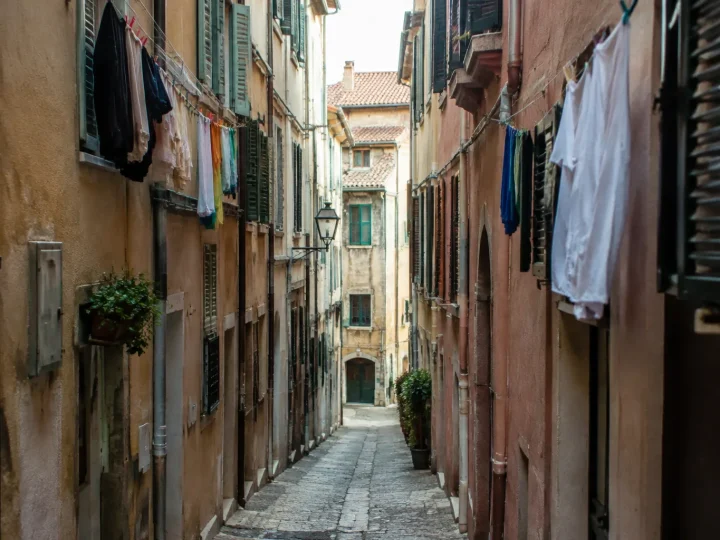 Ruelle etroite bordee d'immeubles, linge suspendu aux fenetres