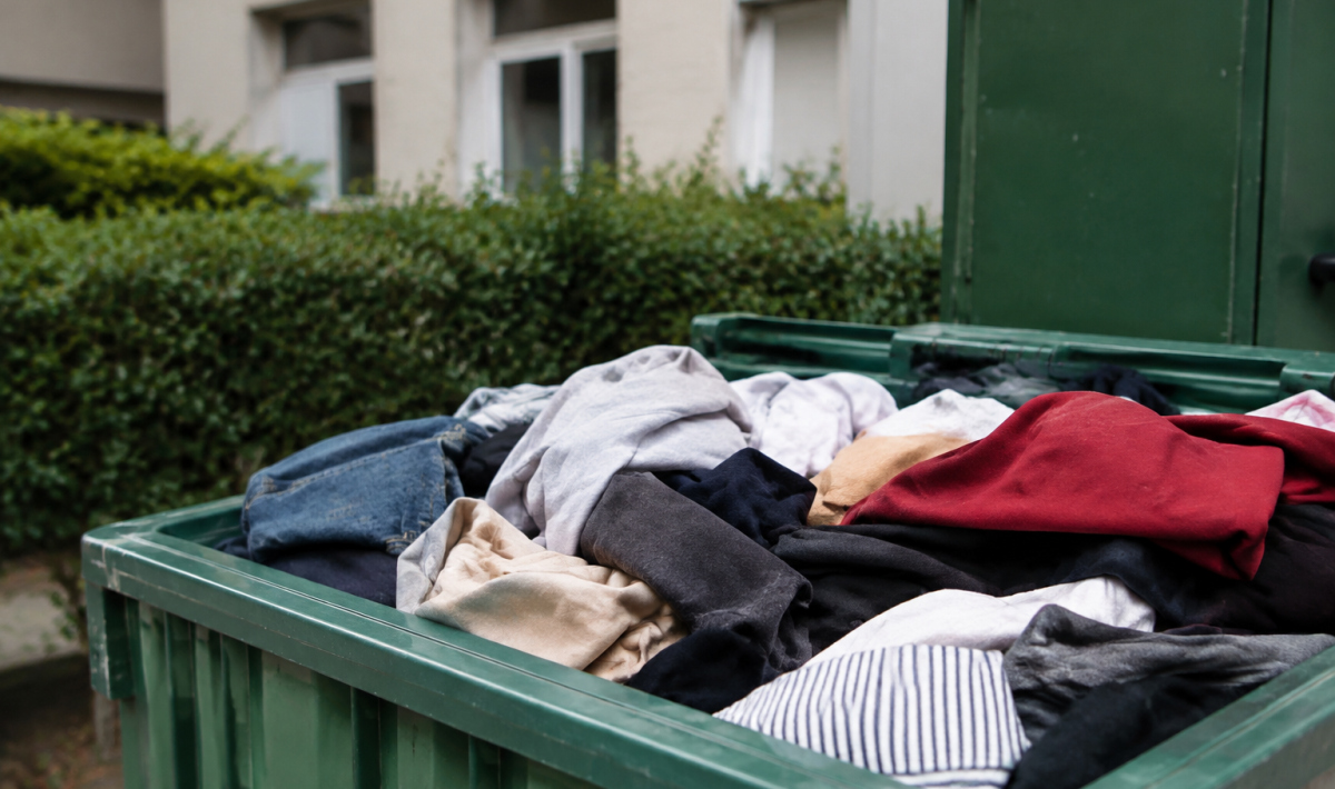 Vetements usages empiles bac collecte textile