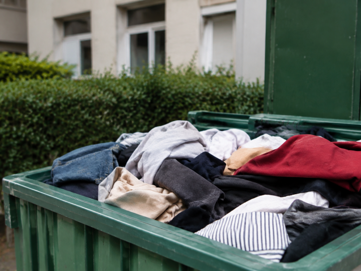 Vetements usages empiles bac collecte textile