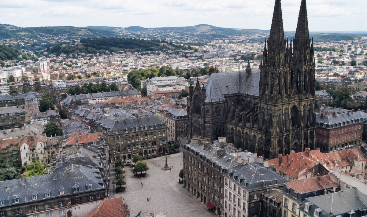 Vue aerienne des rues pavees avec cathedrale noire