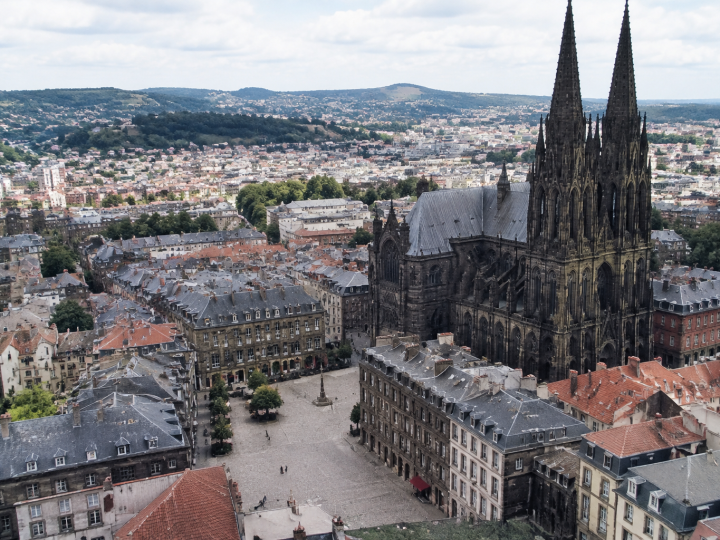 Vue aerienne des rues pavees avec cathedrale noire